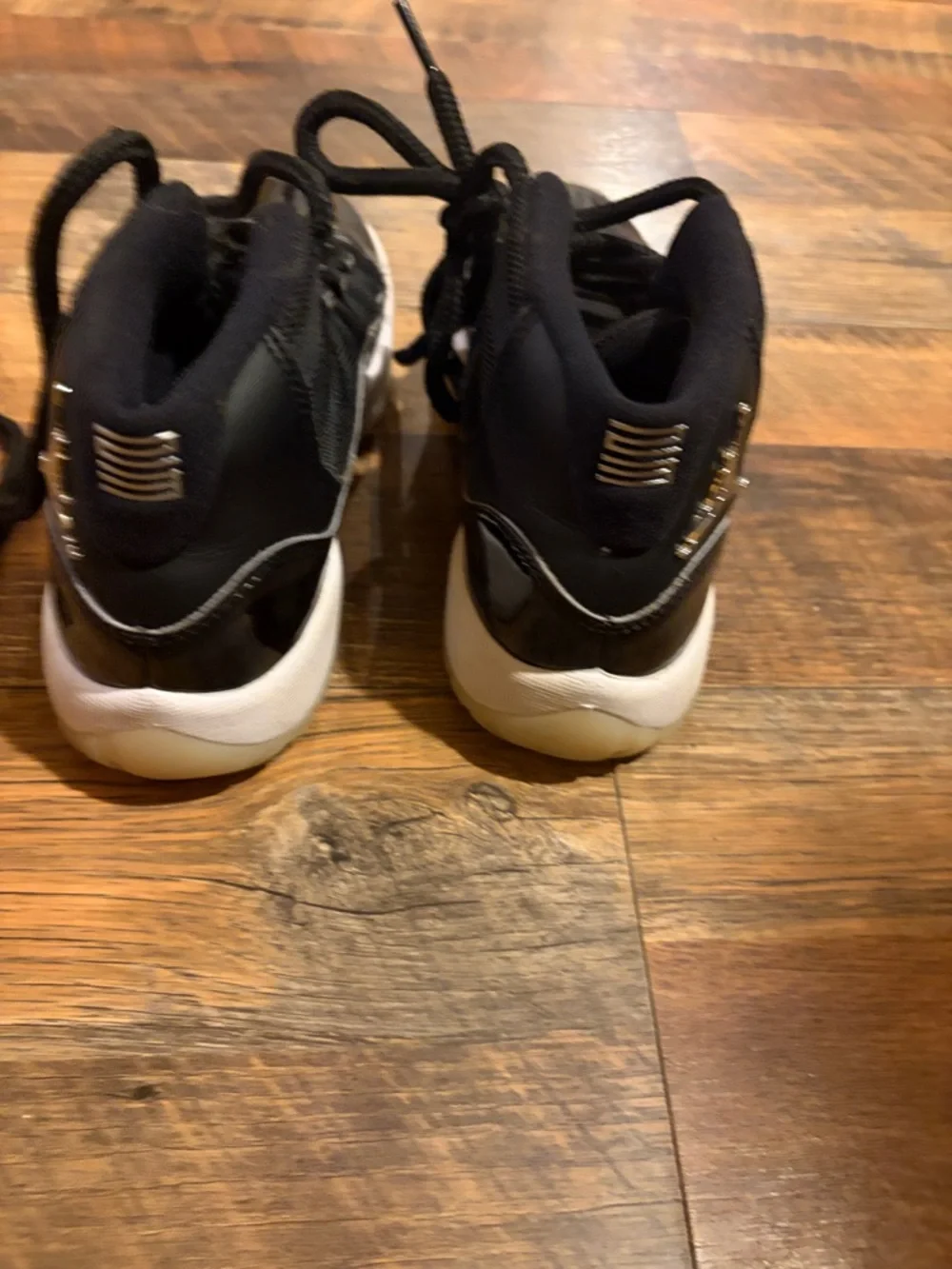 Air Jordan 11 Retro Black/White with Gum Sole Kids Size 4Y - Picture 3 of 8